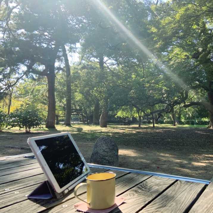 Instagram画像 京都御苑の森のベンチ